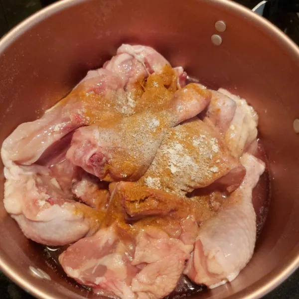 Marinasi ayam dengan garam, lada, kaldu jamur, kaldu ayam dan bumbu halus selama 30 menit.