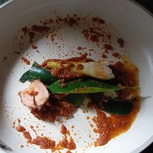 Panaskan minyak untuk menumis, tumis bumbu halus hingga harum, kemudian masukkan sisa bumbunya, tumis sebentar.