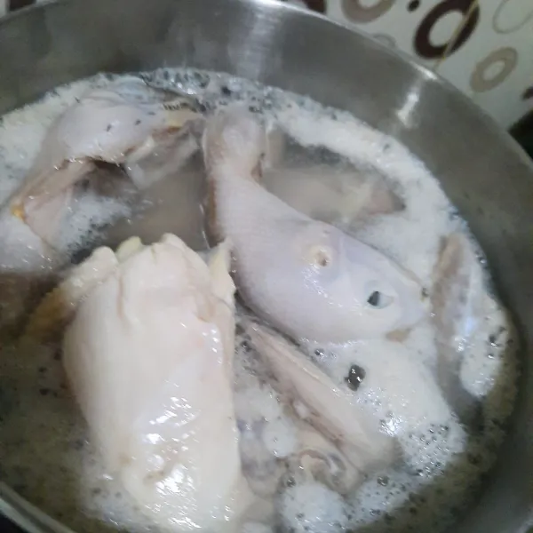 Rebus ayam hingga setengah matang.