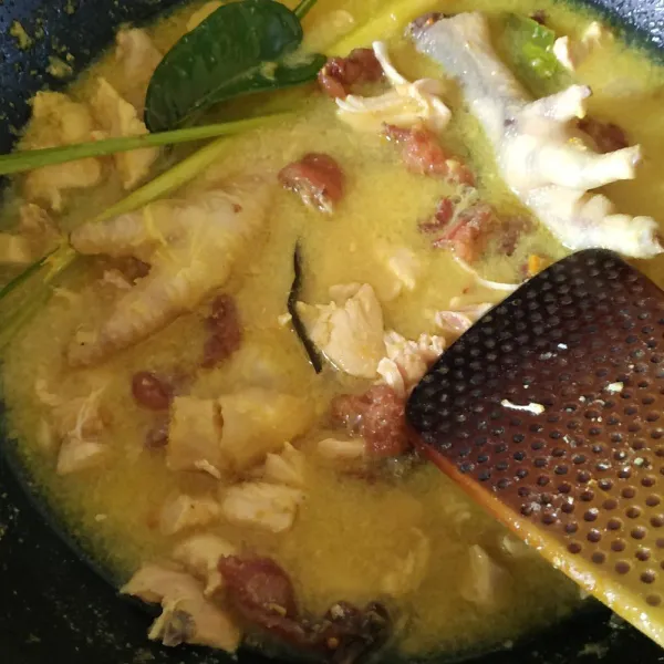 Masukkan dada ayam yang sudah dipotong dadu. Boleh ditambahkan ceker (goreng terlebih dahulu). Kemudian tambahkan air secukupnya.