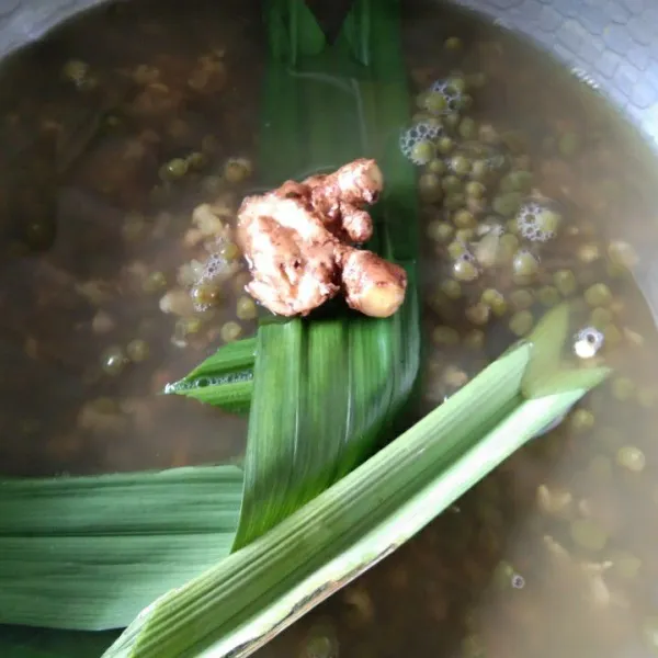 Masak beserta jahe dan daun pandan hingga empuk.