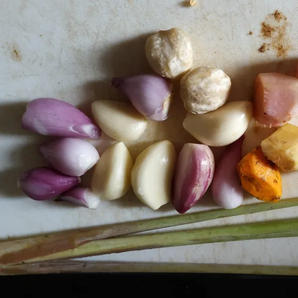 Haluskan bumbu (bawang merah, bawang putih, kemiri, jahe, kunyit).