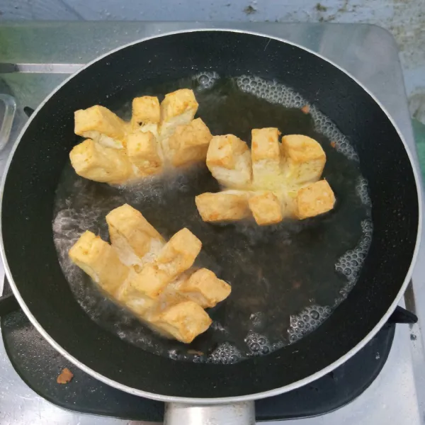 Goreng tahu sampai matang. Angkat dan tiriskan.