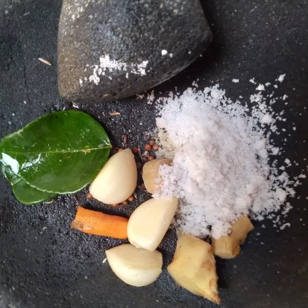 Haluskan bumbu yang terdiri dari bawang putih, daun jeruk, laos, jahe, kunyit, ketumbar, kemiri, garam.