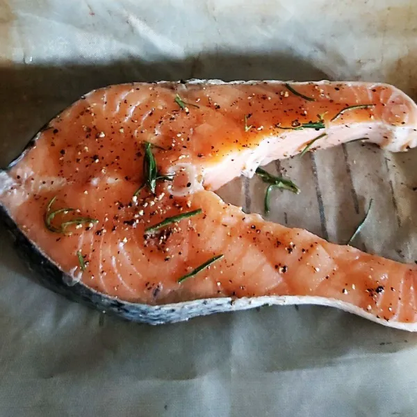Panaskan panggangan / grilled lalu tata salmon yang sudah di marinated dan di diamkan (Jika khawatir lengket bisa di alasi kertas baking).