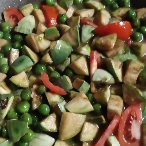 Beri sedikit air kemudian tutup. Setelah agak lembut beri penyedap rasa dan gula. Masukkan tomat dan daun kemangi, aduk sebentar lalu angkat.