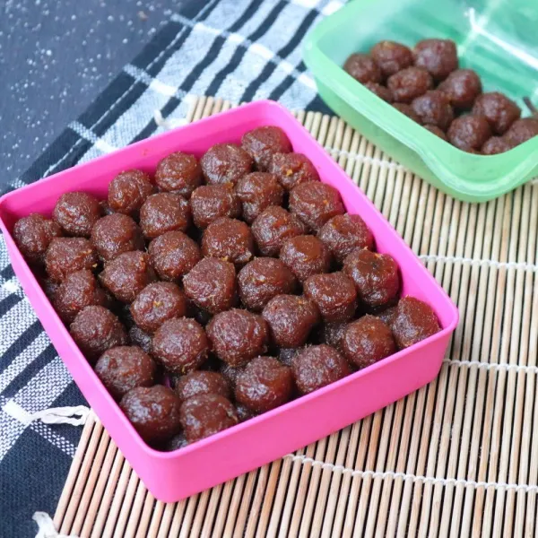 Bulat bulatkan nanas kurang lebih 6gram , simpan dalam wadah tertutup untuk digunakan pada isian nastar atau kue lainnya.