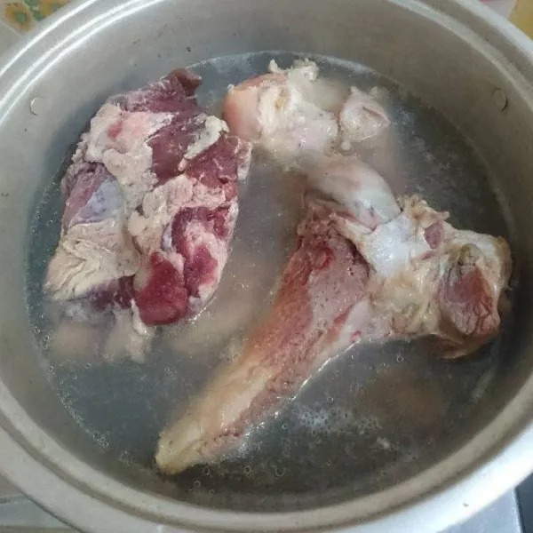 Rebus daging dan kaki sapi yang keras.