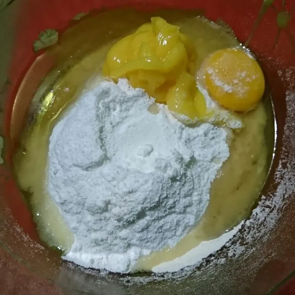 Campur baking soda dengan air, aduk rata (dipakai hanya 1 sdm saja). Sisihkan. Campur tepung terigu, gula pasir, roombutter, baking powder, minyak sayur dan kuning telur.