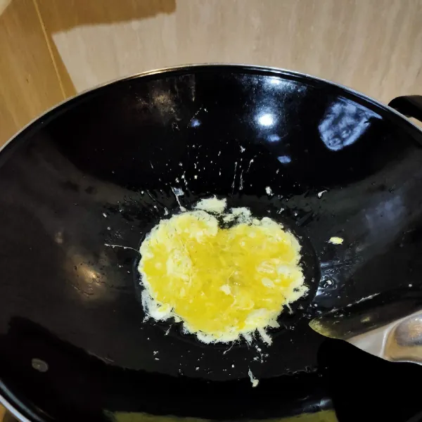 Panaskan minyak, masak telur, lalu buat orak-arik.