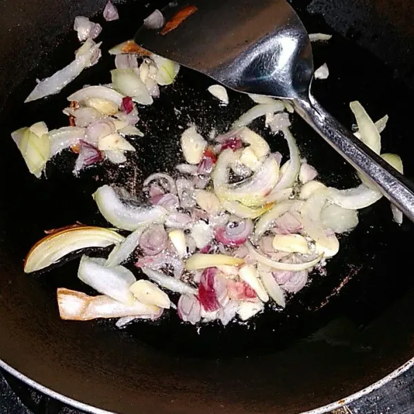 Tumis bawang bombay, bawang merah dan bawang putih sampai harum.