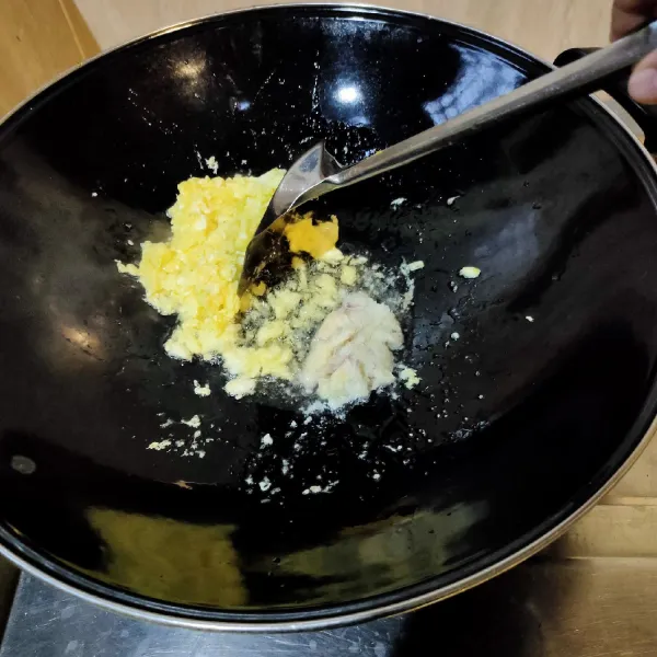 Masukkan bumbu halusnya, masak hingga harum.