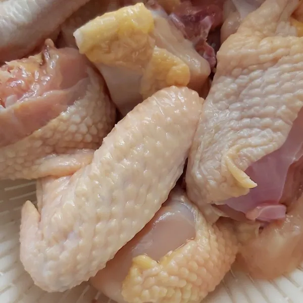 Cuci bersih ayam dan potong menurut selera.