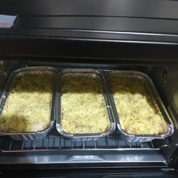 Tabur mozarela secukupnya, tambahkan parsley. Panggang menggunakan oven dengan api atas serta bawah dengan suhu 180 derajat.