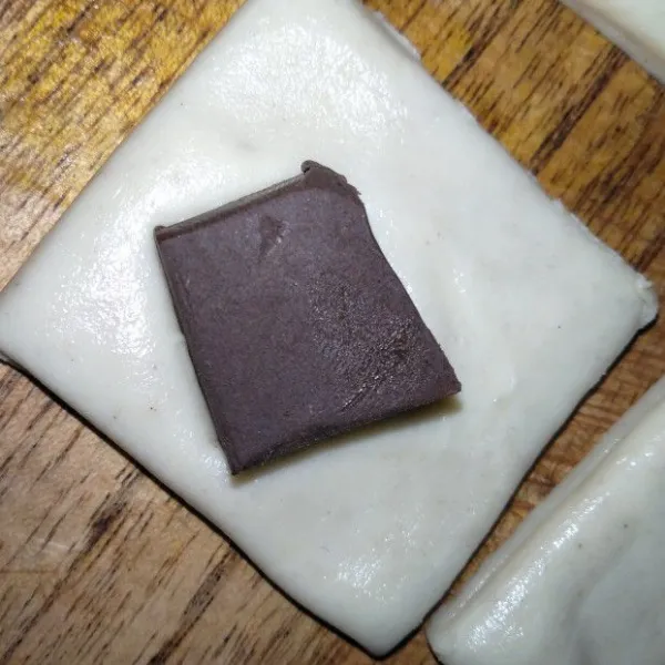 letakkan cokelat blok diatas pastry