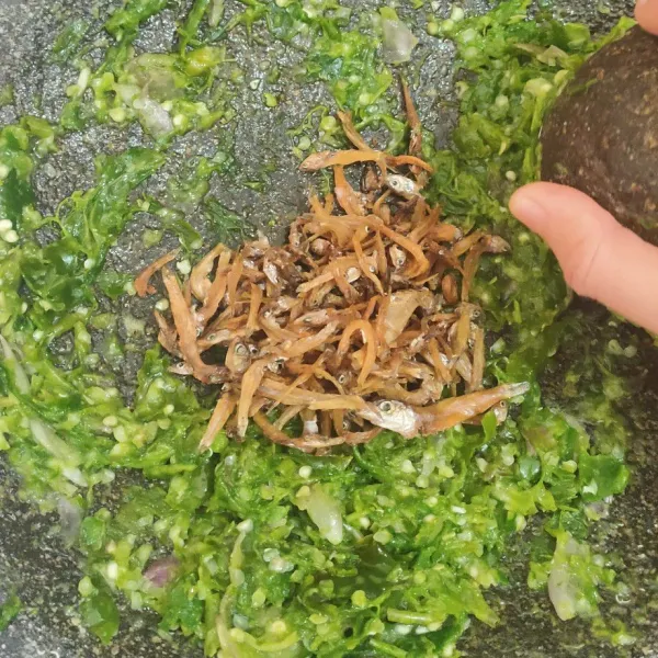 Masukkan teri kedalam campuran sambal, ulek teri dan sambal hingga rata.