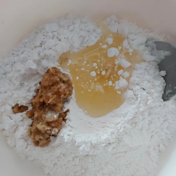 Dalam wadah bersih campur rata tepung beras, tapioka, kaldu, bumbu kunyit bubuk. Masukkan putih telur dan bumbu yang dihaluskan.