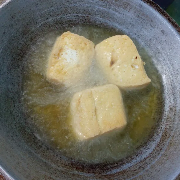 Goreng tahu sampai matang. Kemudian potong-potong.