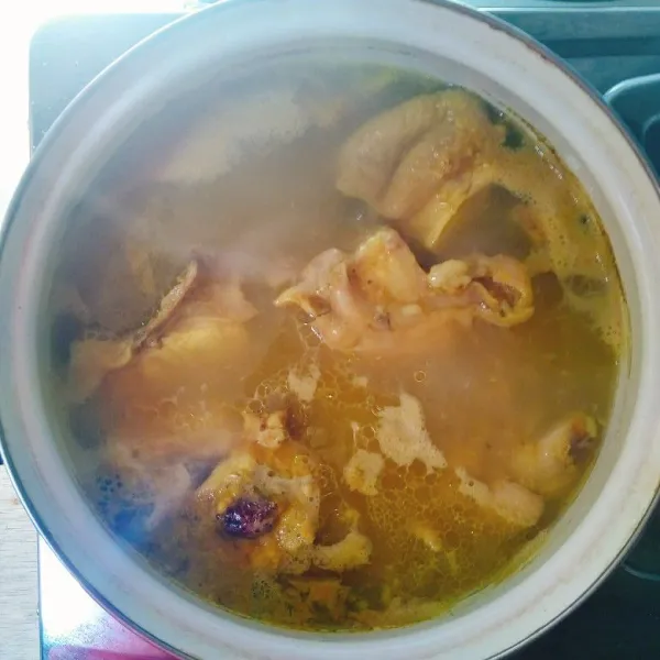 Rebus ayam dengan bumbu halus hingga mendidih, sekitar 10-15 menit.