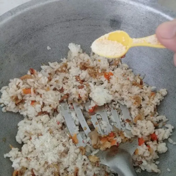 Masukan kaldu jamur ,merica, kecap asin aduk kembali sampai semua tercampur (tes rasa sesuai selera). Angkat dan sajikan di piring lalu ditambah ketimun . Nasi goreng ikan teri  nasi siap dihidangkan.