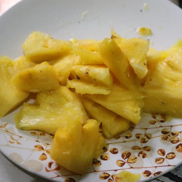 Potong nanas bersihkan bisa juga dibuang rambut" nanas atau bisa juga tidak dibuang agar harum saat di masak.