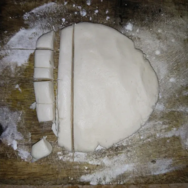 taburkan tepung tapioka diatas nampan. lalu gilas adonan hingga pipih, potong kotak kotak kecil.