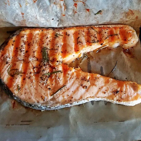 Panggang salmon hingga kedua sisinya matang lalu angkat dan tata di piring.