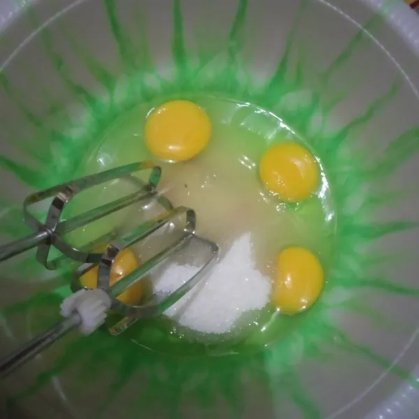 Kocok telur dan gula hingga mengembang.