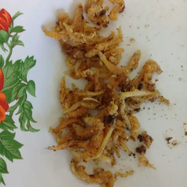 Cuci bersih ikan teri nasi lalu goreng dan sisihkan.