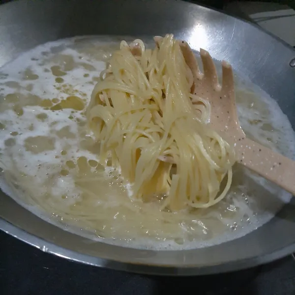Rebus spaghetti hingga matang merata