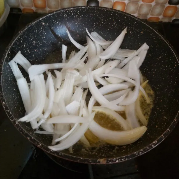 Tumis 2sdm ditambah bawang bombay secukupnya