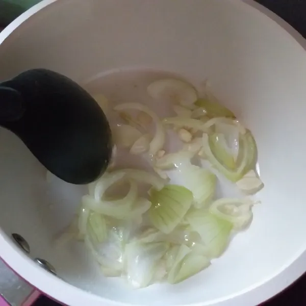 panaskan 1 sdm olive oil, kemudian tumis bawang hingga harum.