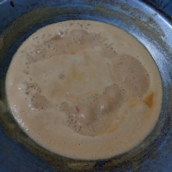 Tambahkan air,gula merah,gula pasir dan garam. Aduk rata. Masak sampai mendidih. Icip rasa. Matikan api.