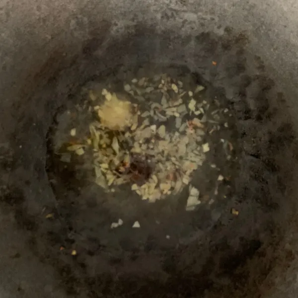 Tambahkan gula jawa, asam jawa, garam, dan lada bubuk.