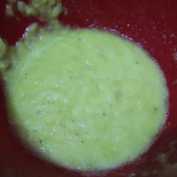 Blender dengan tambahan sedikit air.