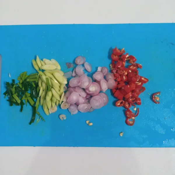 Iris bawang merah,cabai Awit,cabai keriting,serai dan daun jeruk.