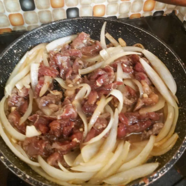 Masukkan daging, dan masak hingga matang