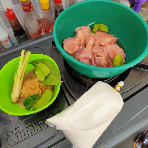 Siapkan bahan. Beri ayam perasan air jeruk, haluskan bawang, kemiri, lengkuas dan jahe.