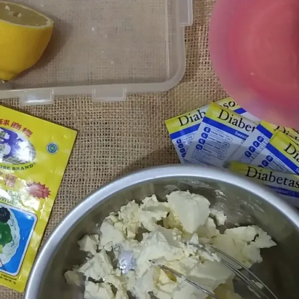 masukan cream cheese, uht, gula, agar2, air perasan lemon dan yoghurt aduk perlahan sampai rata