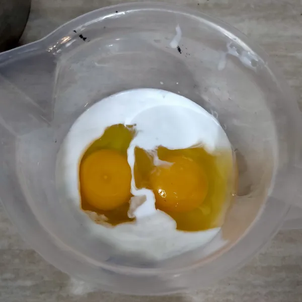 Tuangkan dalam wadah, santan dan telur, lalu kocok rata.