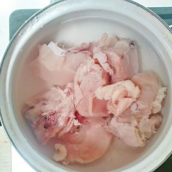 Potong ayam nenjadi 5-6 bagian, cuci hingga bersih, rendam dalam air hingga seluruh bagian ayam terendam.