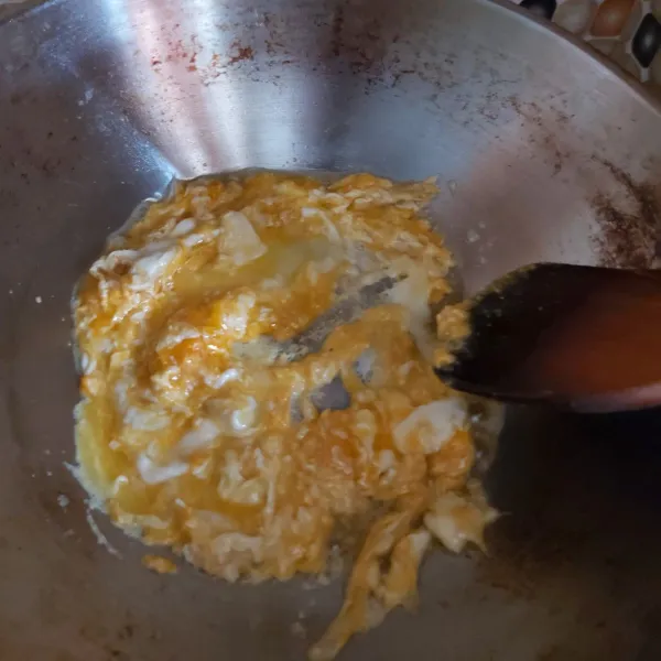 Orak-arik 2 butir telur dalam 2sdm mentega.