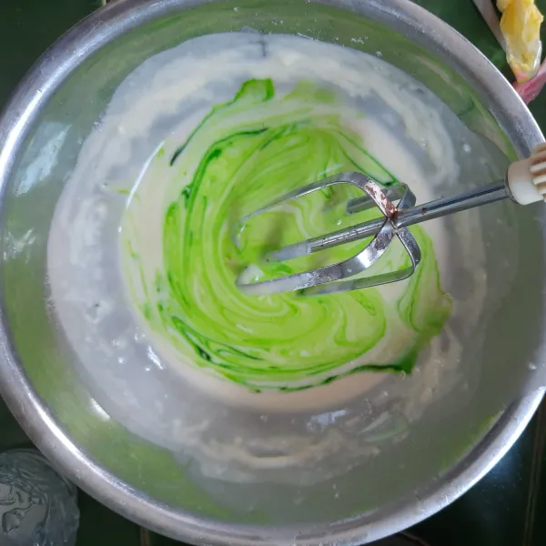 Tambahkan pewarna makanan aduk hingga berubah warnanya menjadi hijau. Diamkan -+10menit.