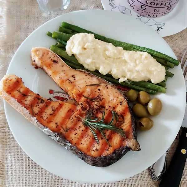 Langkah terahir tata salmon di piring lengkapi dengan sayuran menurut selera siram sauce di atasnya.