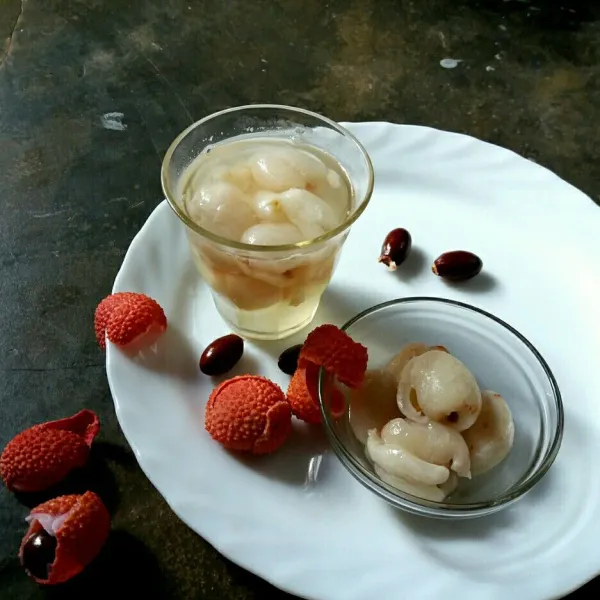 Salah satu olahannya adalah splash lychee, dengan mencampurkan lychee dan syrupnya bersama soda water rasa lemon lime.