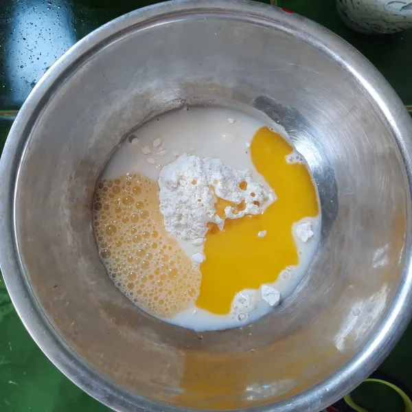 Campur ke dalam bowl terigu, gula, baking, telur, margarin dan susu.
