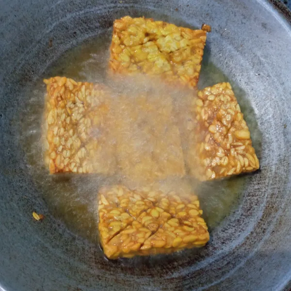 Goreng tempe sampai matang. Kemudian potong-potong.