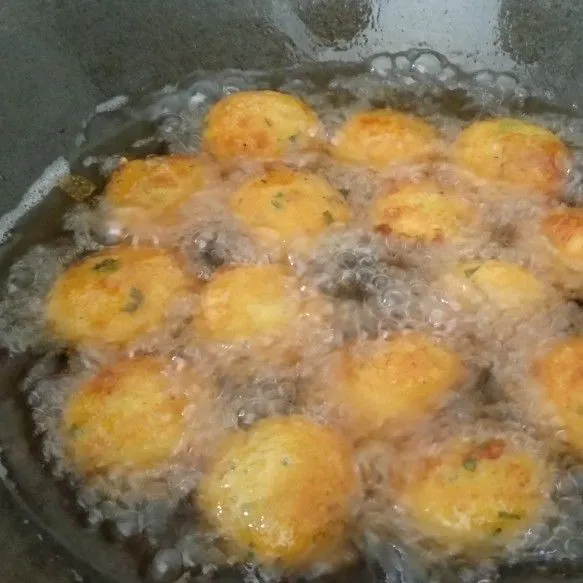 Goreng hingga matang. Sajikan.