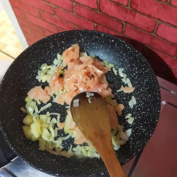 Masukkan daging ayam, tumis hingga matang.