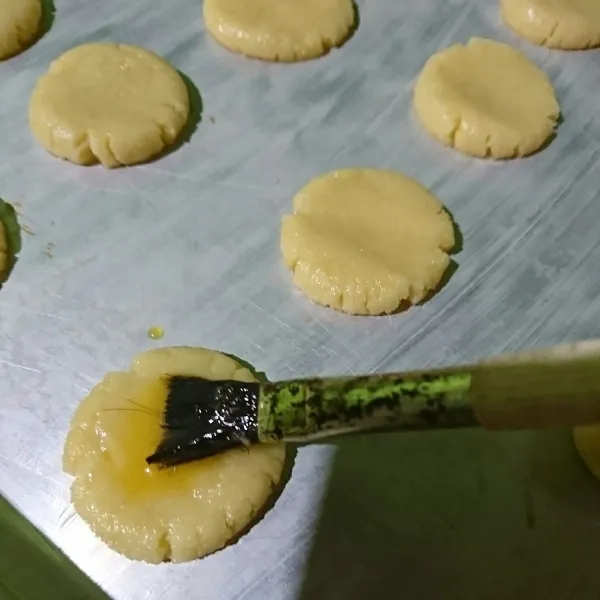 Olesi dengan campuran kuning telur dan garam.